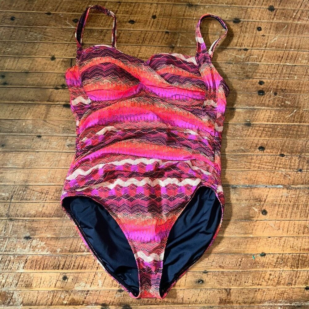 La Blanca pink striped twist beachy one piece sz 8 swimsuit